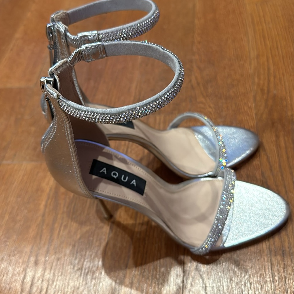 Silver heels - Picture 2 of 4